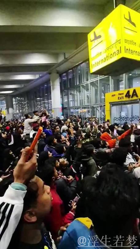 梅西抵达印度近万球迷机场热烈迎接 梅西抵达印度近万球迷机场热烈迎接